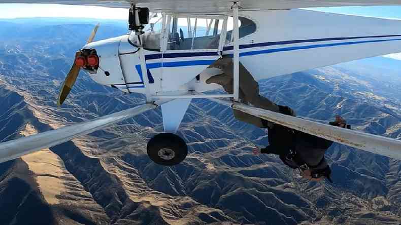 Trevor Jacob saltando de cabeça para fora de seu avião com as montanhas Los Padres abaixo dele