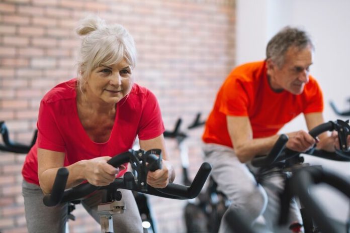 Cardio e musculação preservam cérebro de idosos, diz estudo